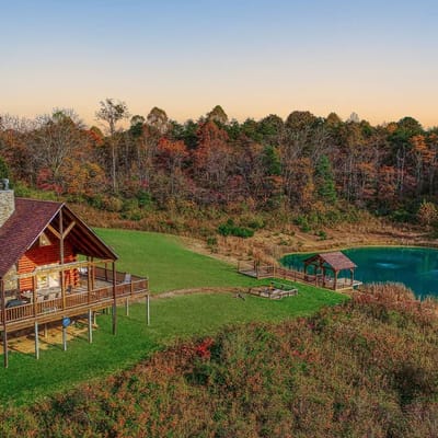 Great Hilltop Views, Pond, Hot Tub, Fast Wifi
